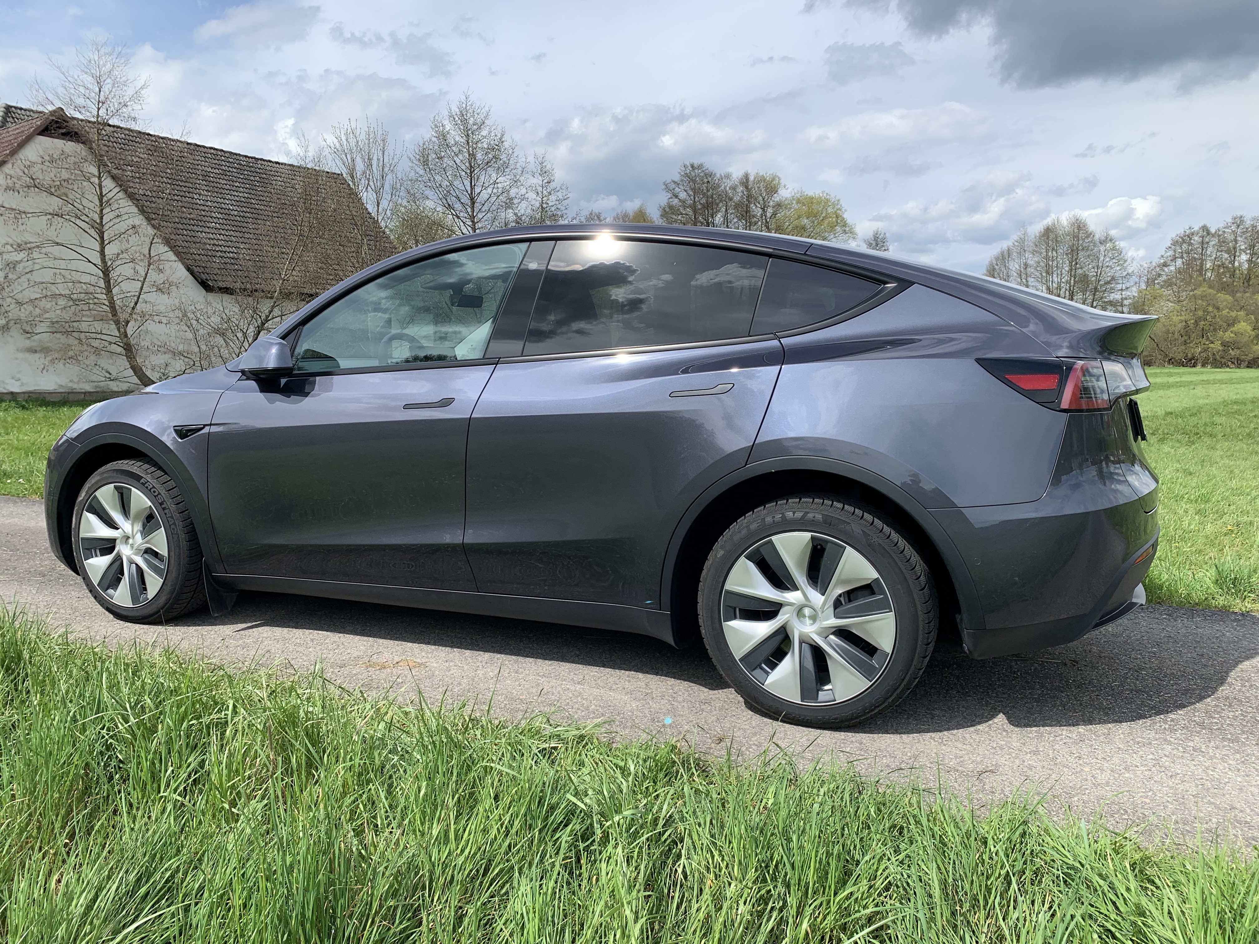 Grå Tesla Model Y fra 2022