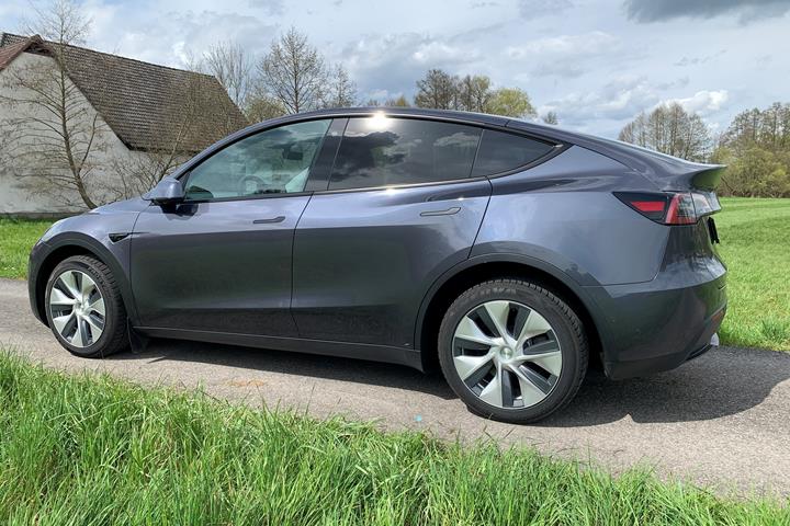 Grå Tesla Model Y fra 2022