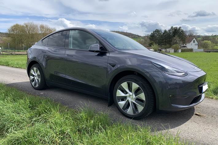 Grå Tesla Model Y fra 2022