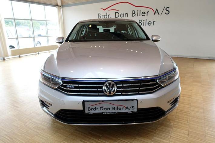 Grå VW Passat fra 2016