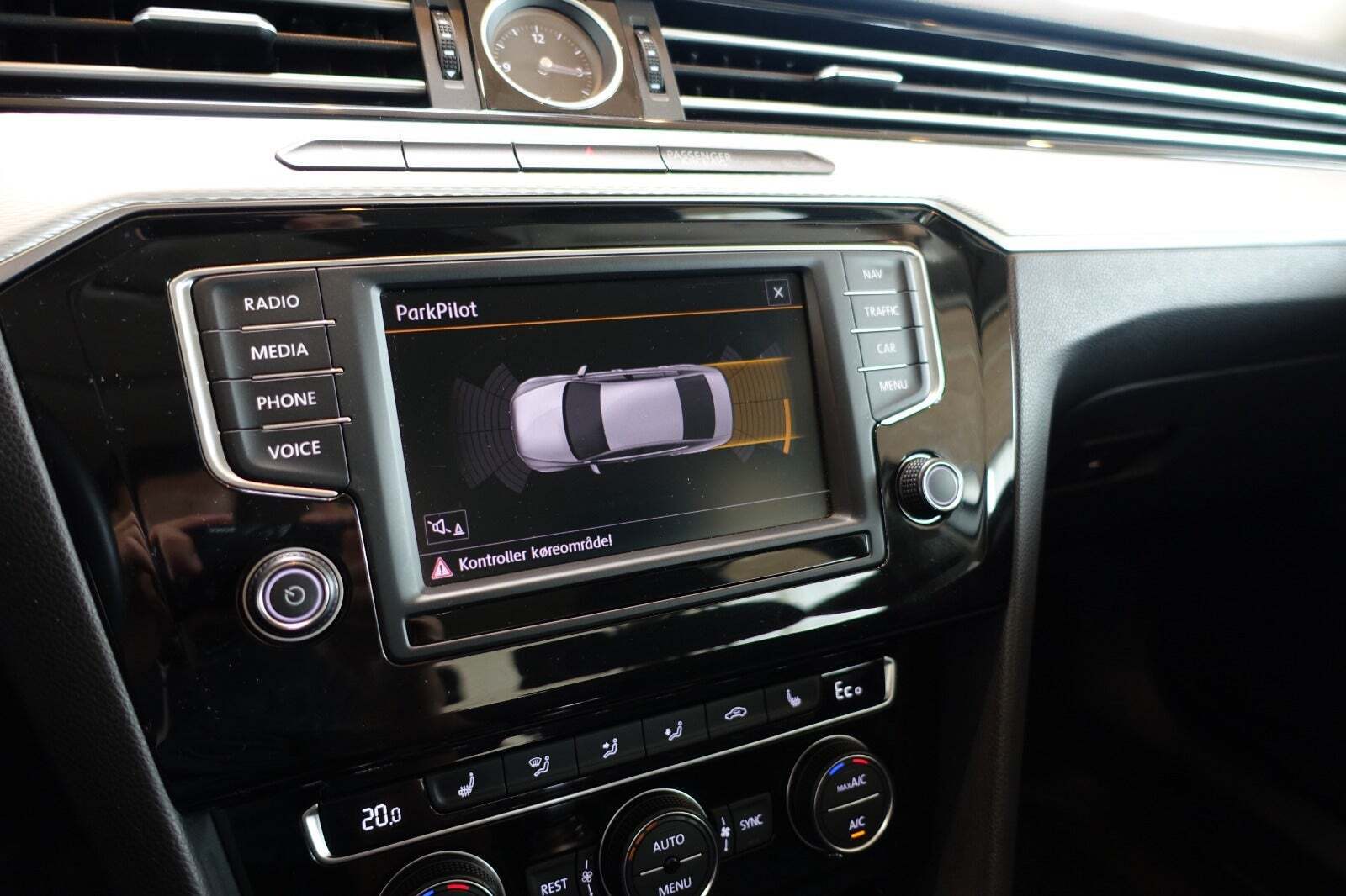 Grå VW Passat fra 2016