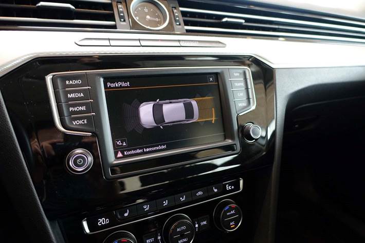 Grå VW Passat fra 2016