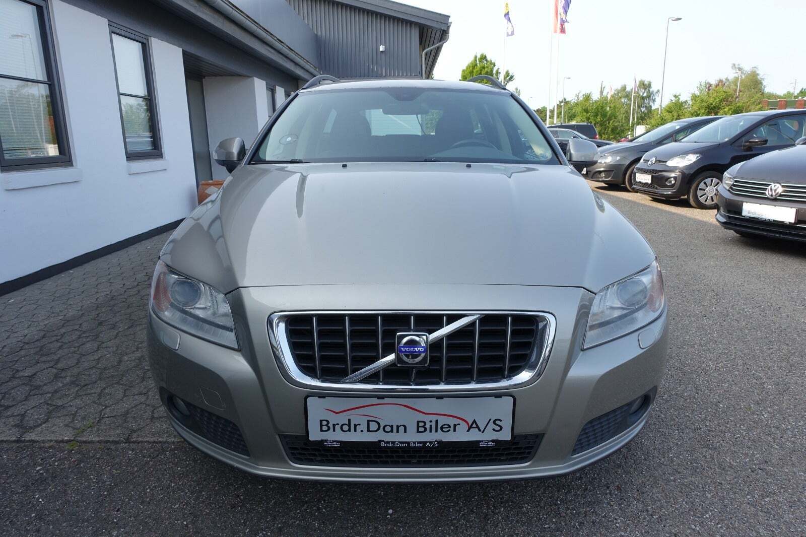 Grå Volvo V70 fra 2008