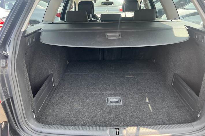 Sort VW Passat fra 2012