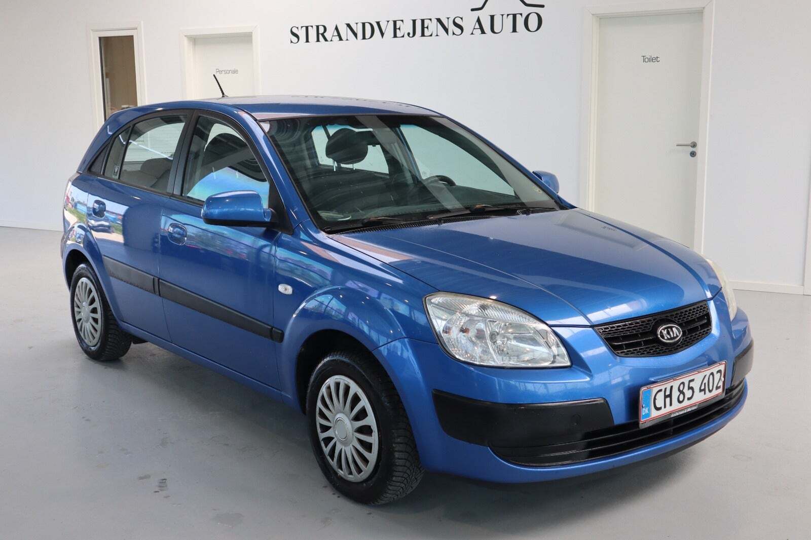 Blå Kia Rio fra 2009