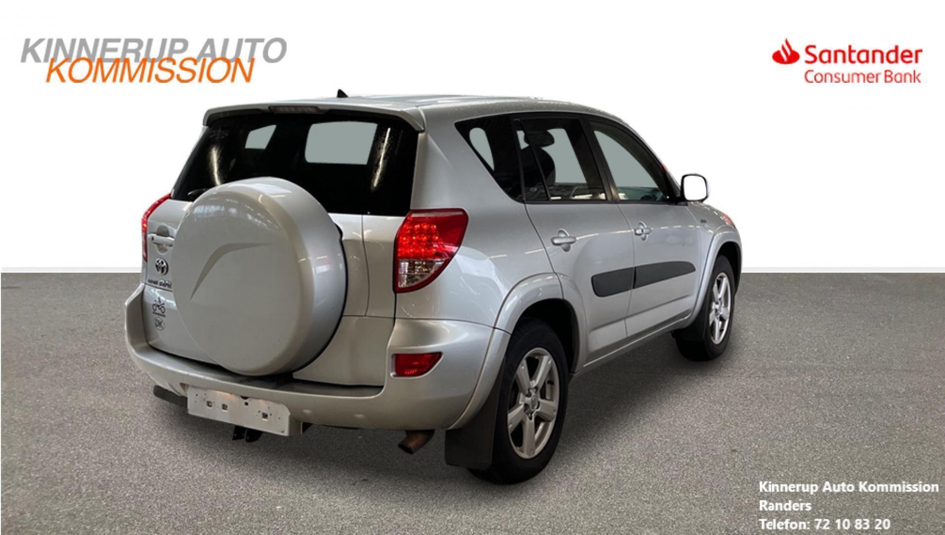 Sølv Toyota RAV4 fra 2006