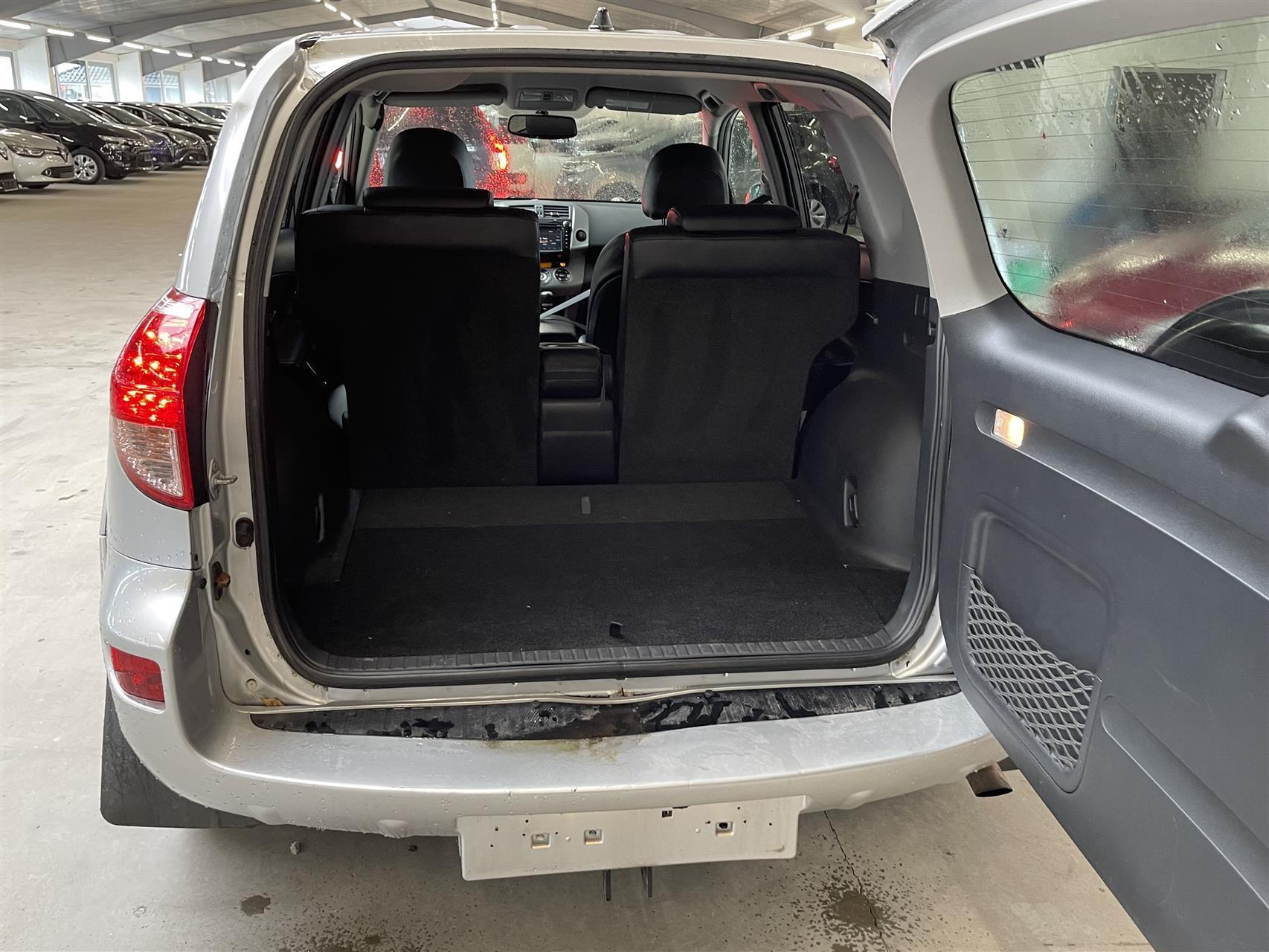 Sølv Toyota RAV4 fra 2006