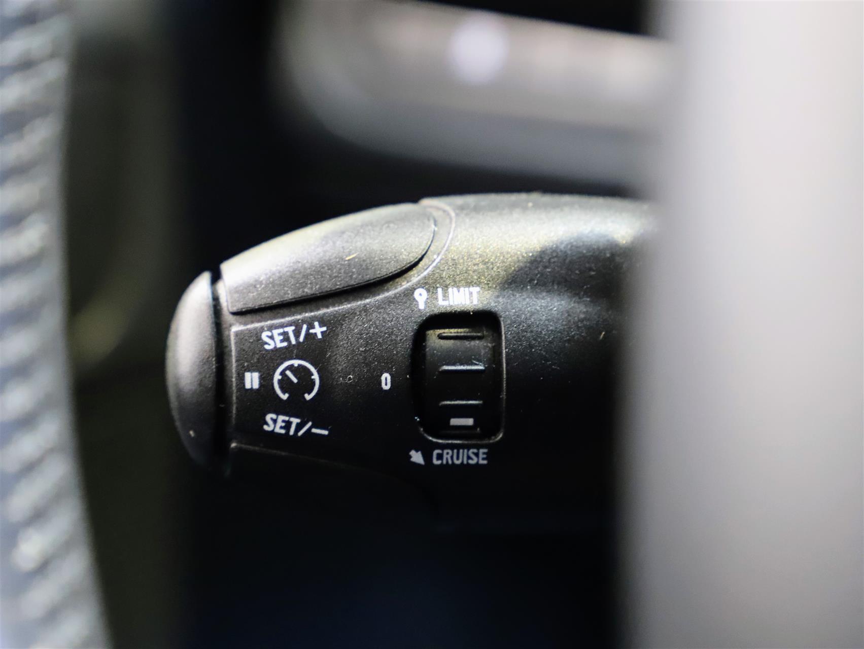 Sort Peugeot 2008 fra 2017