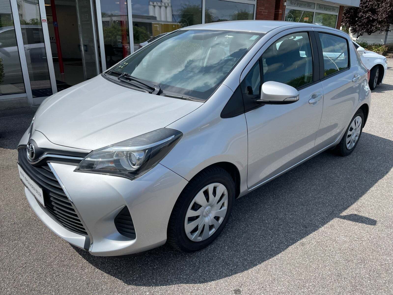 Grå Toyota Yaris fra 2017