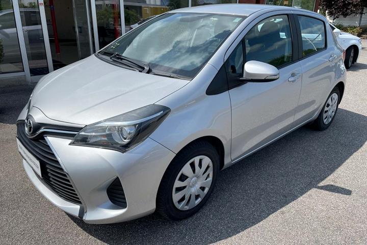 Grå Toyota Yaris fra 2017