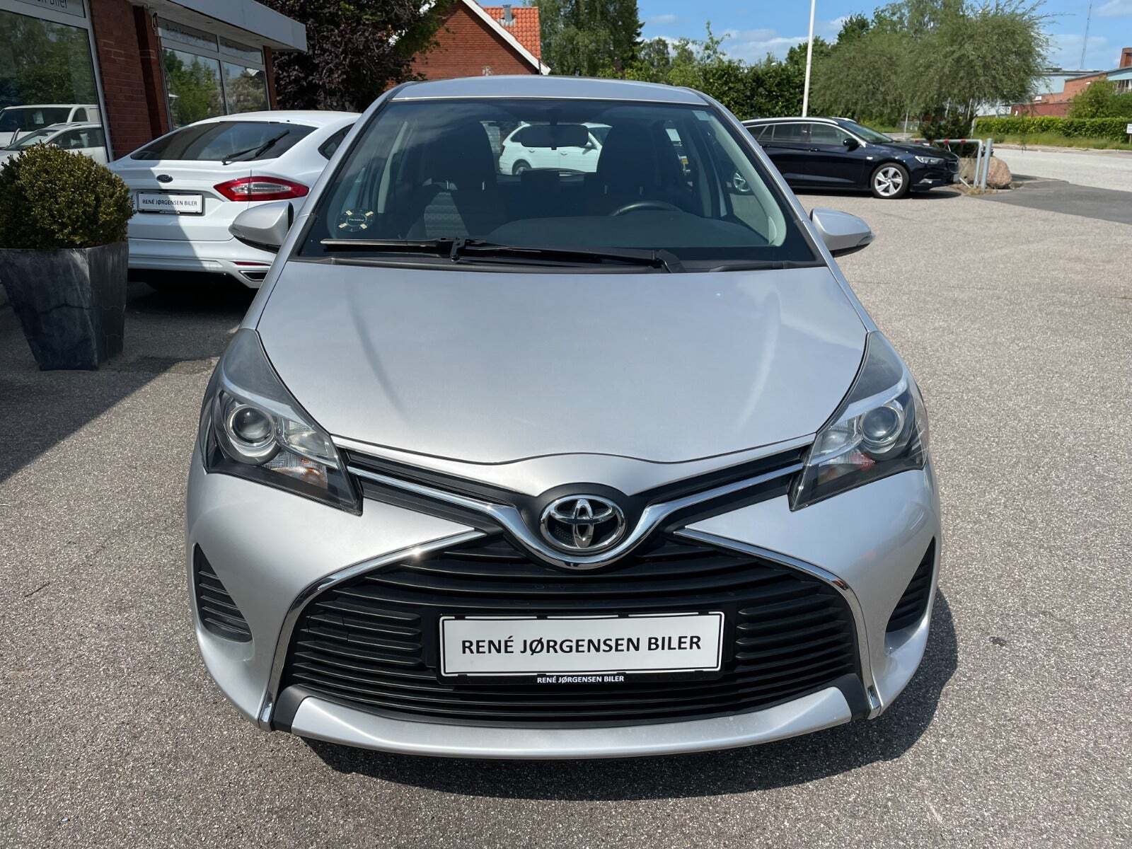 Grå Toyota Yaris fra 2017
