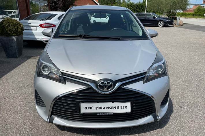 Grå Toyota Yaris fra 2017
