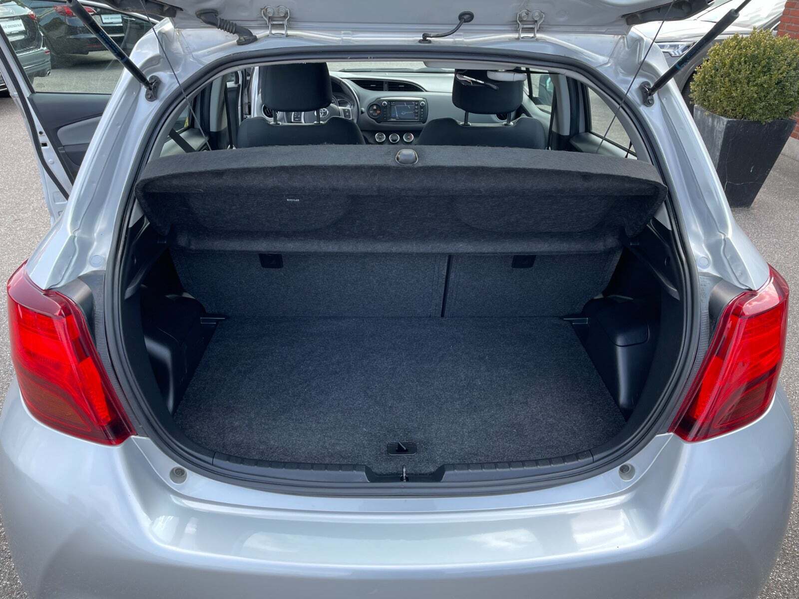 Grå Toyota Yaris fra 2017