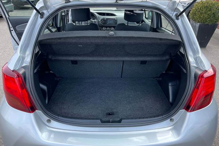 Grå Toyota Yaris fra 2017