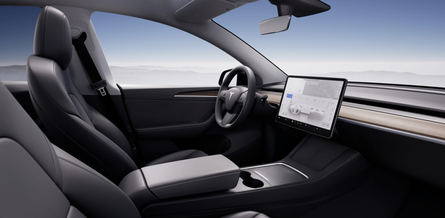 Grå Tesla Model Y fra 2022