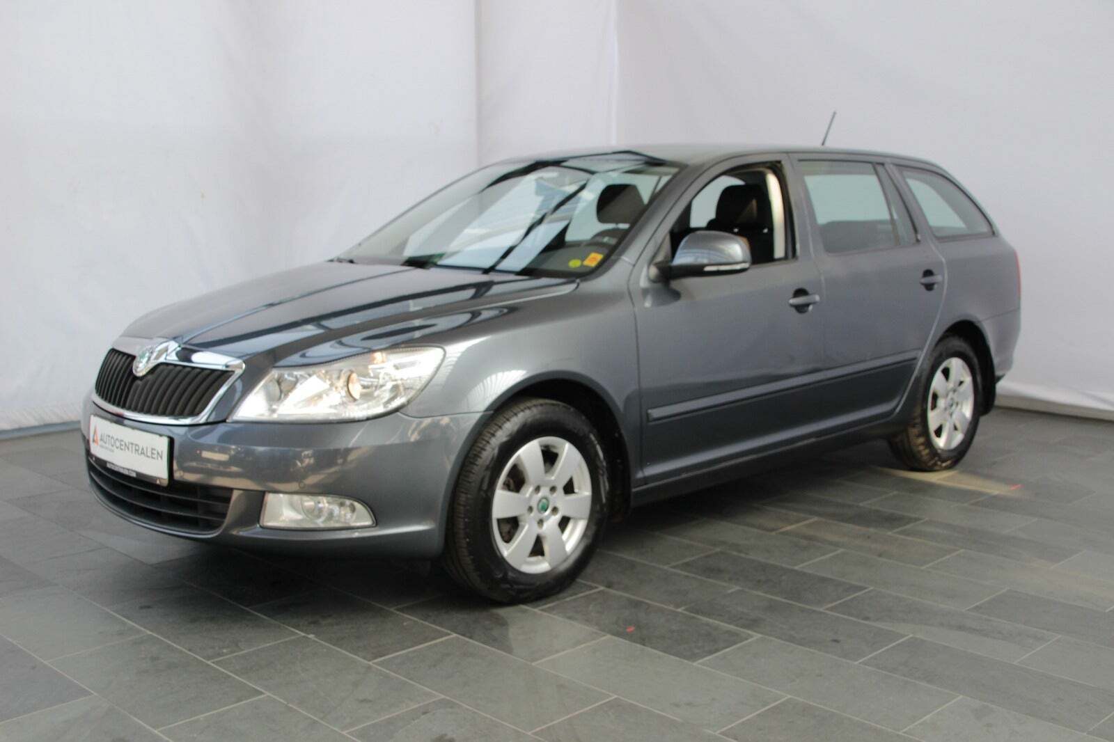 Grå Skoda Octavia fra 2011