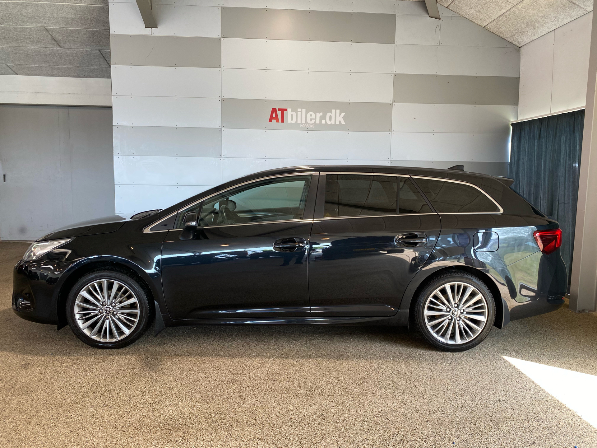 Sort Toyota Avensis fra 2016
