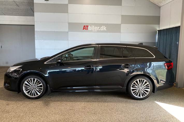 Sort Toyota Avensis fra 2016