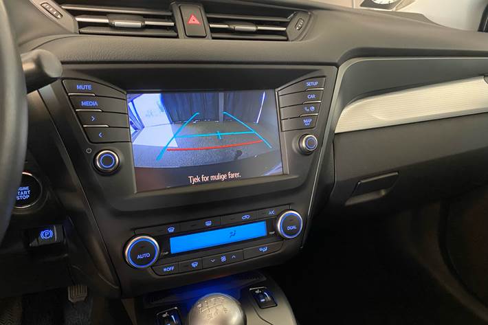 Sort Toyota Avensis fra 2016