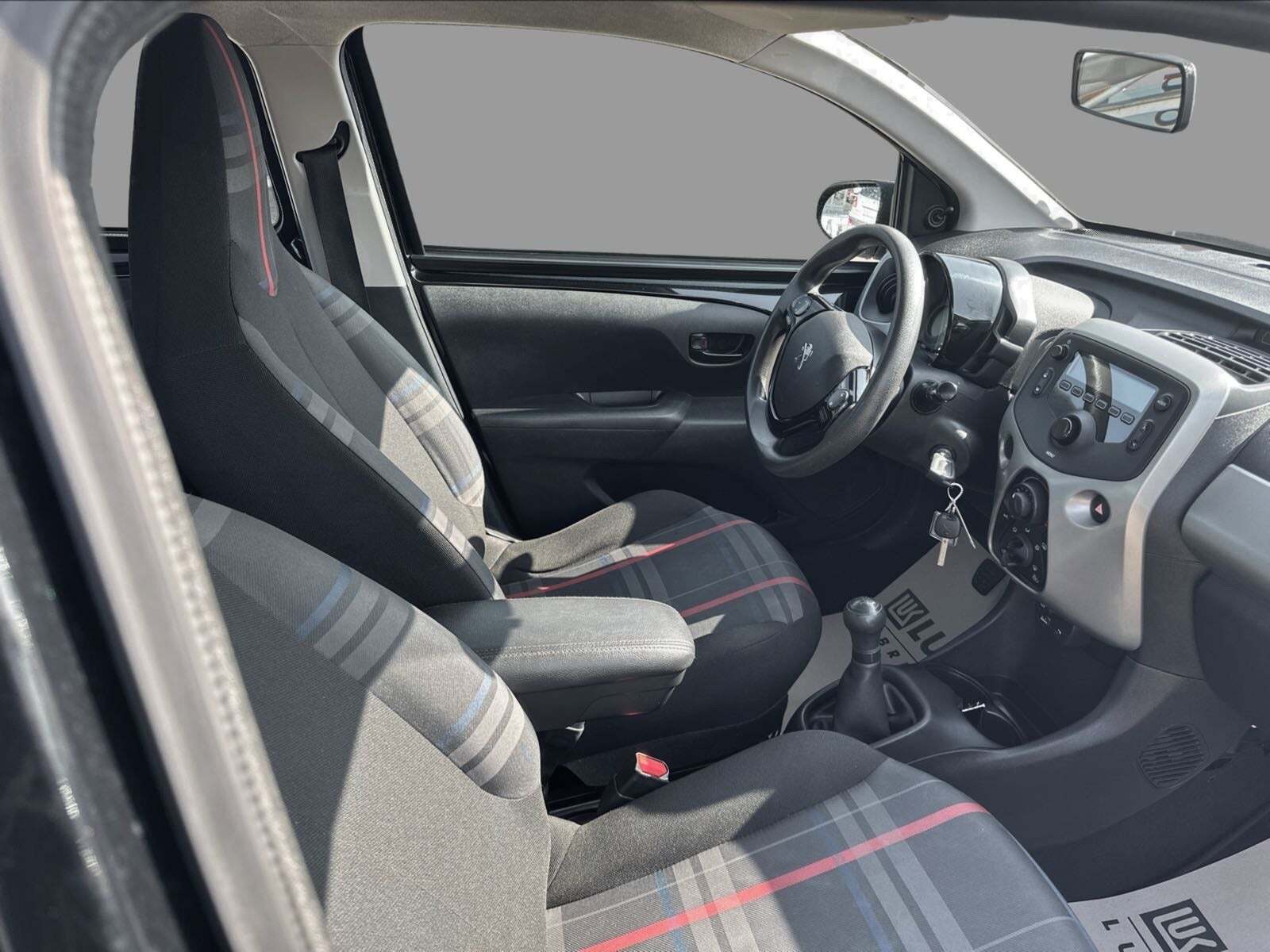 Grå Peugeot 108 fra 2015