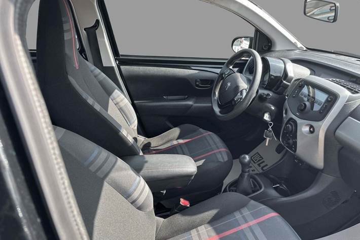 Grå Peugeot 108 fra 2015