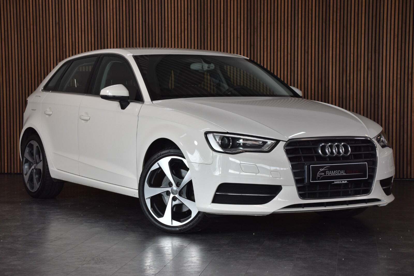 Grå Audi A3 fra 2013
