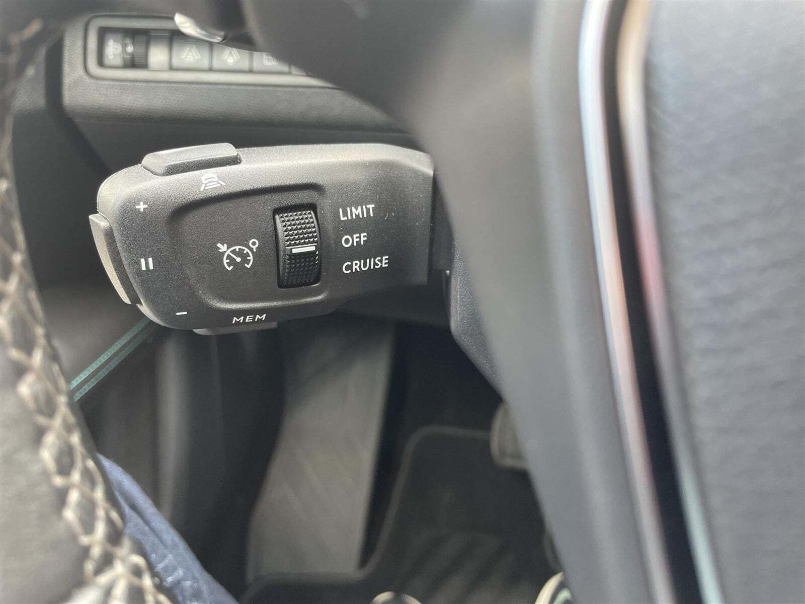 Grå Peugeot 3008 fra 2021