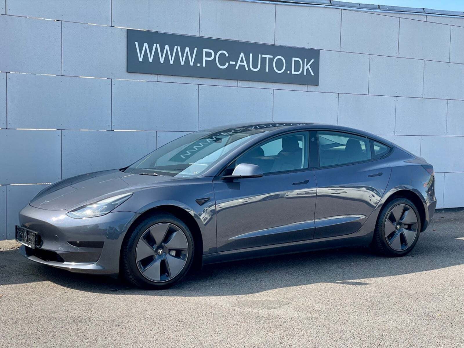 Grå Tesla Model 3 fra 2022