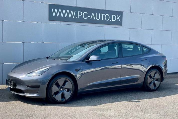 Grå Tesla Model 3 fra 2022