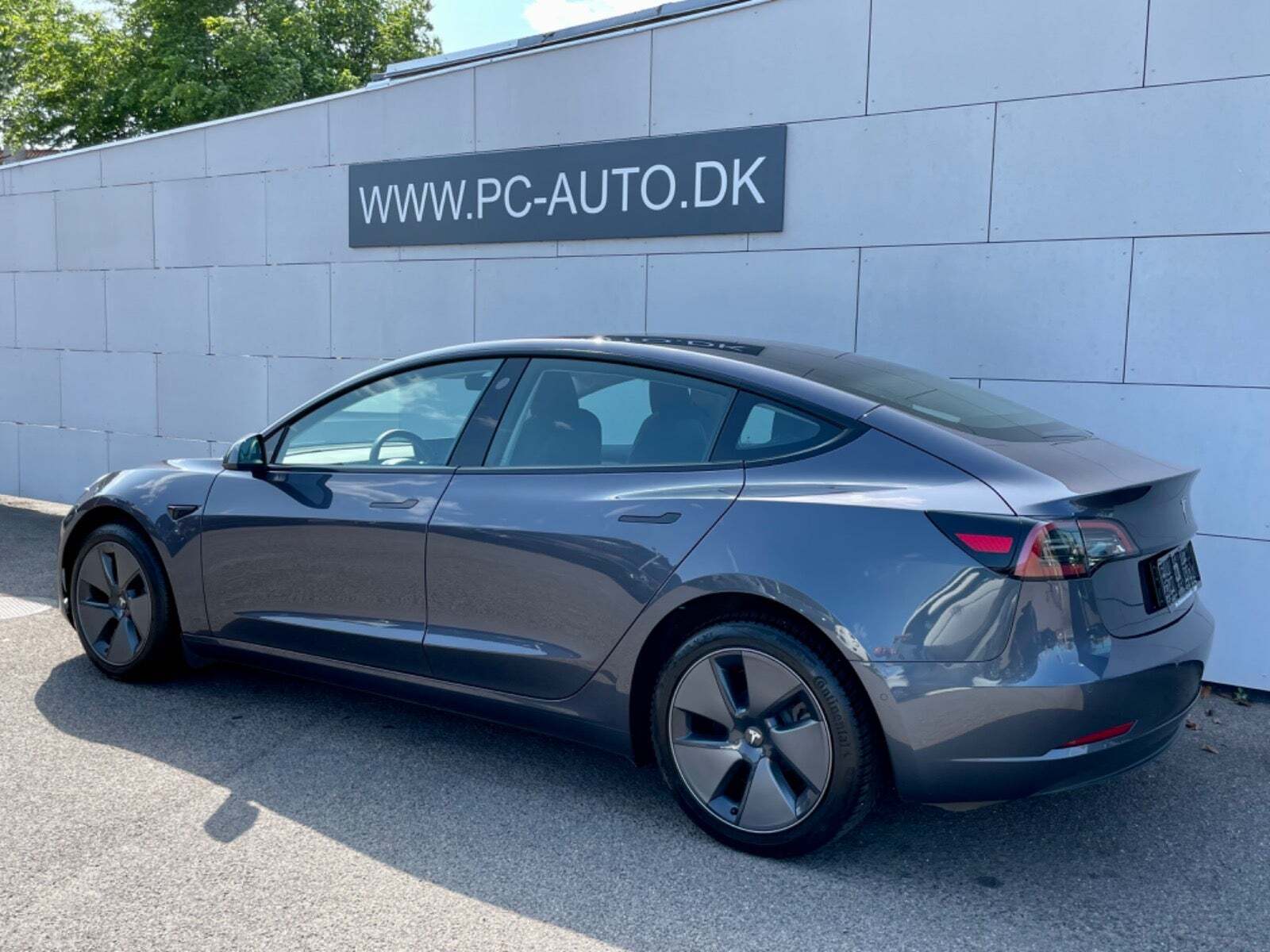 Grå Tesla Model 3 fra 2022