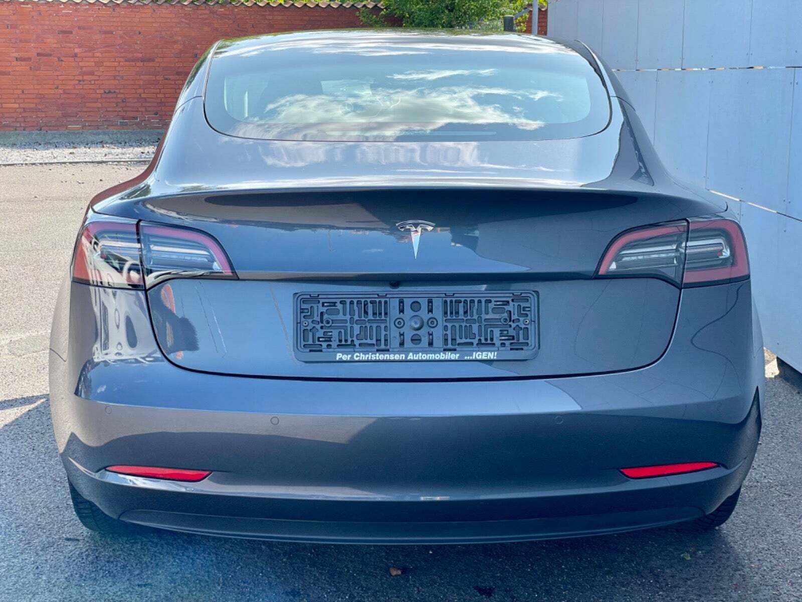 Grå Tesla Model 3 fra 2022