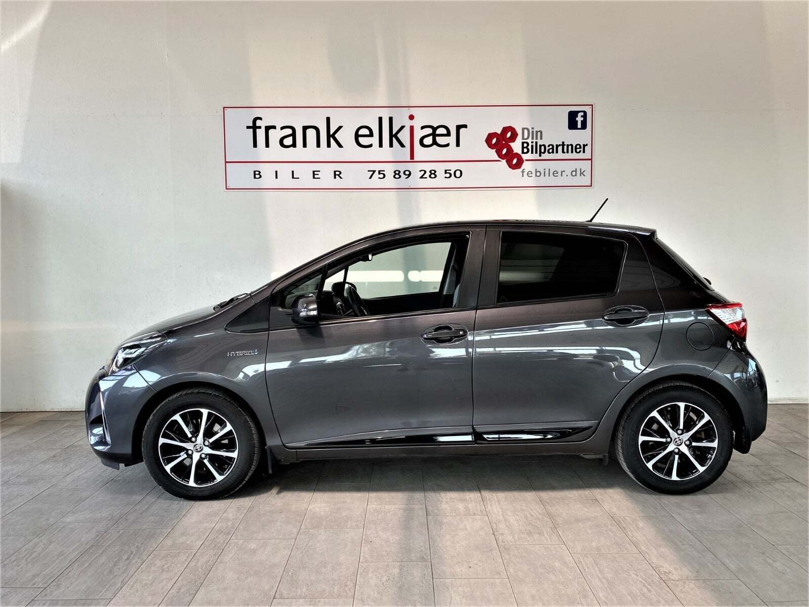 Grå Toyota Yaris fra 2019