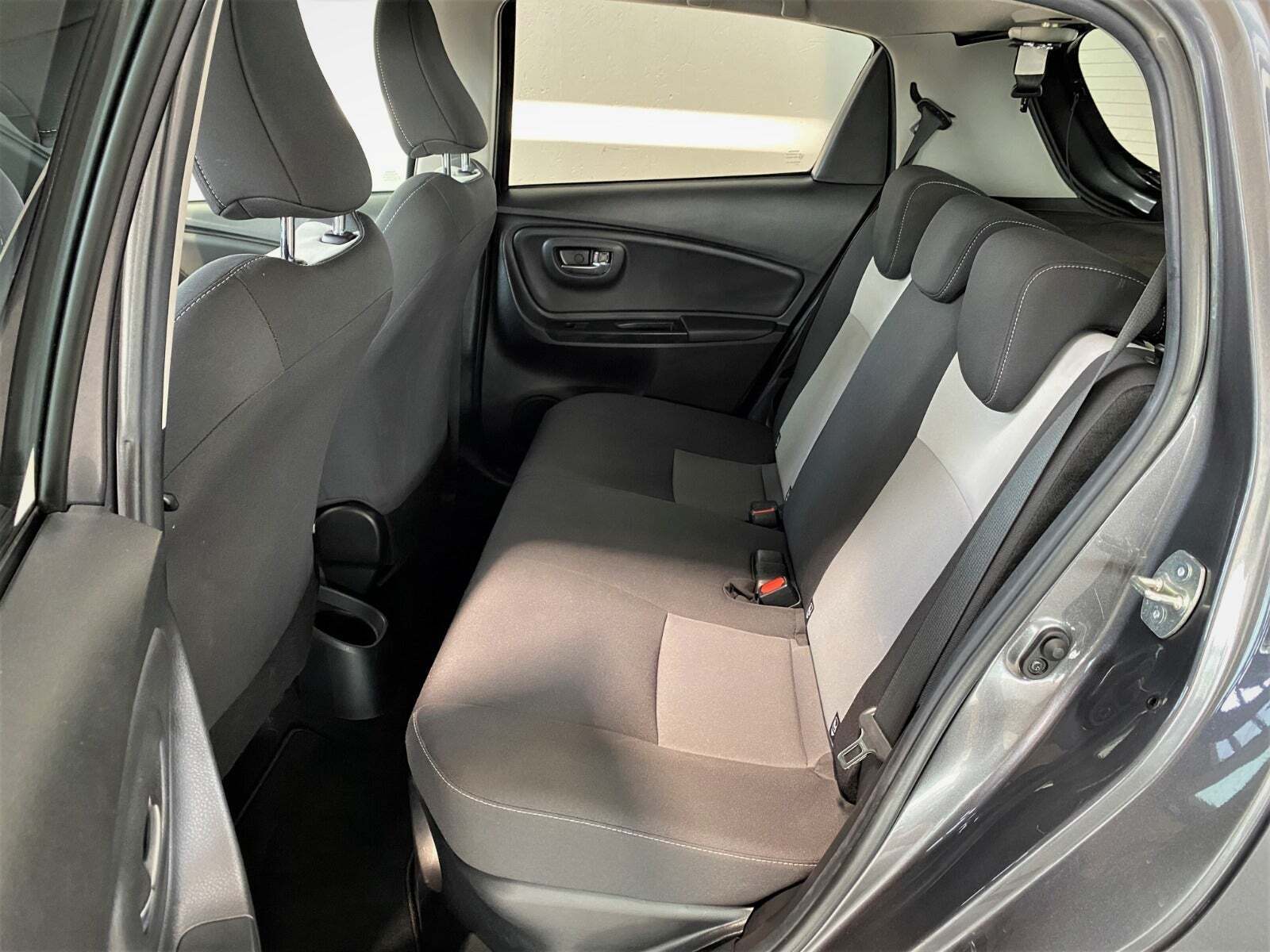 Grå Toyota Yaris fra 2019