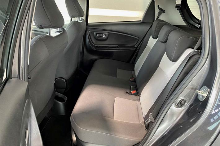 Grå Toyota Yaris fra 2019