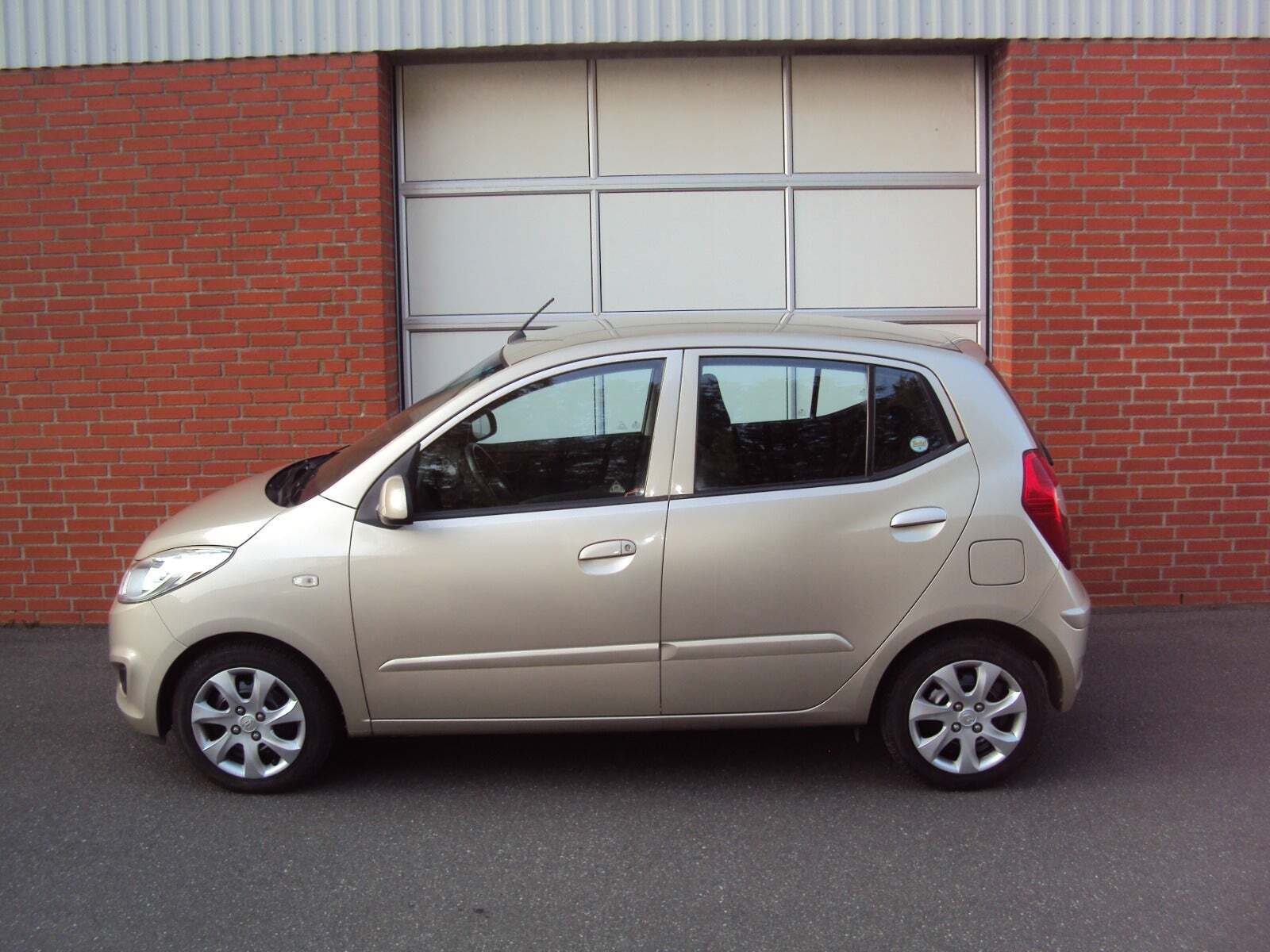 Beige Hyundai i10 fra 2013