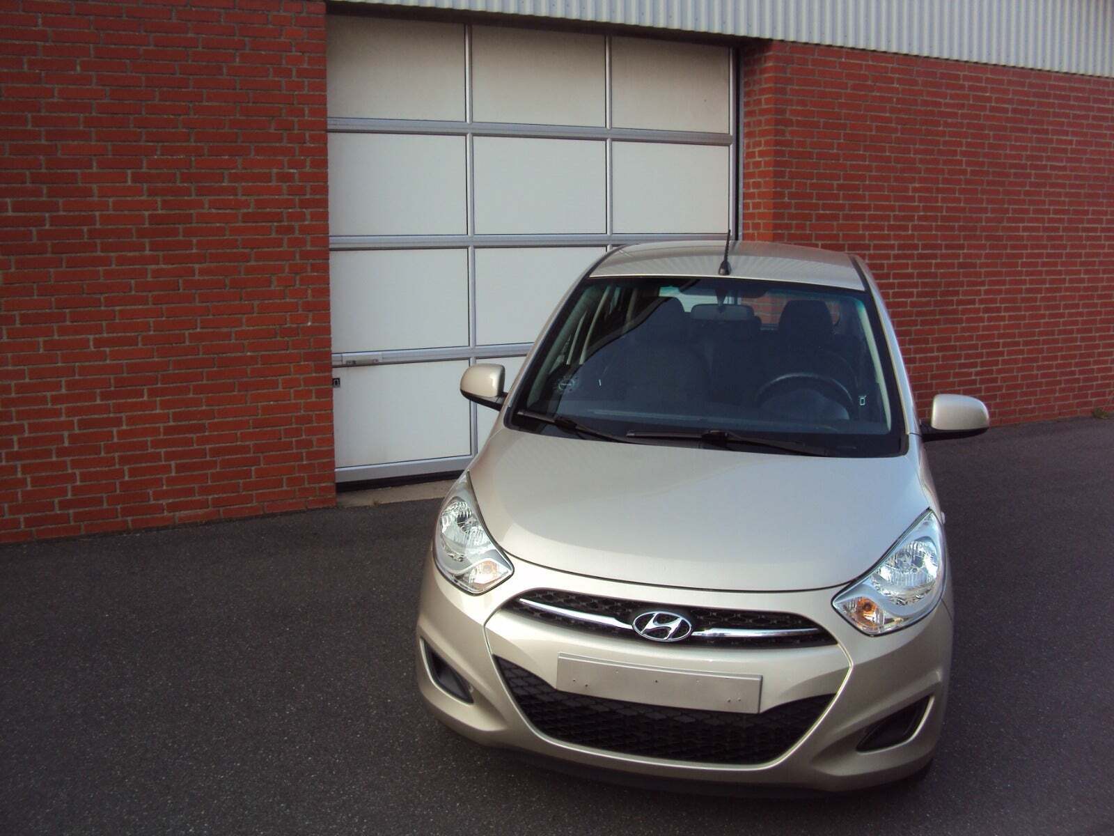 Beige Hyundai i10 fra 2013