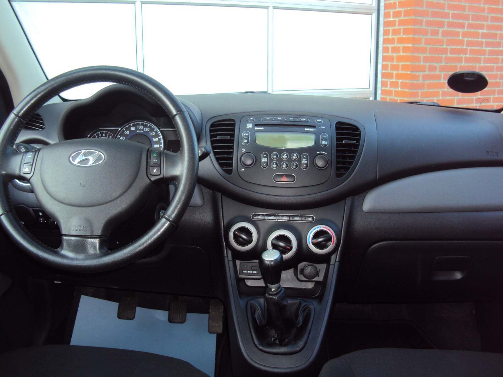 Beige Hyundai i10 fra 2013