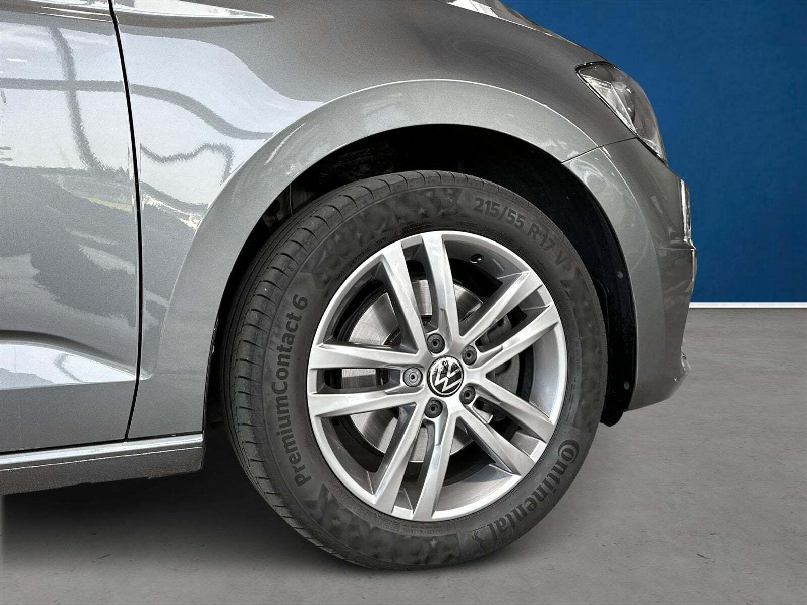 Grå VW Touran fra 2020