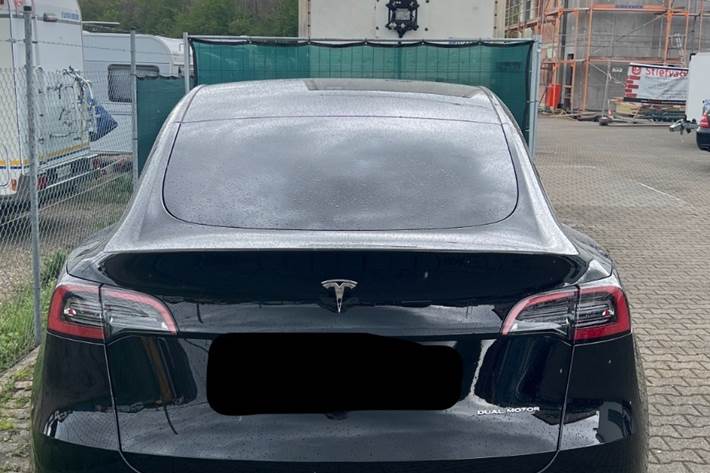 Sort Tesla Model Y fra 2022