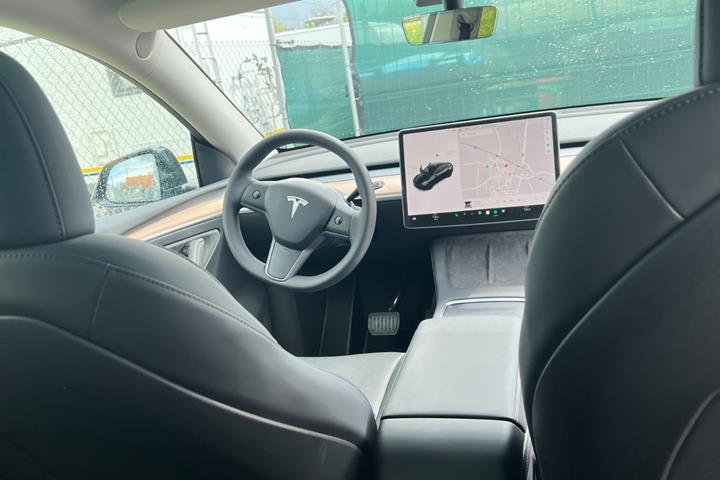Sort Tesla Model Y fra 2022