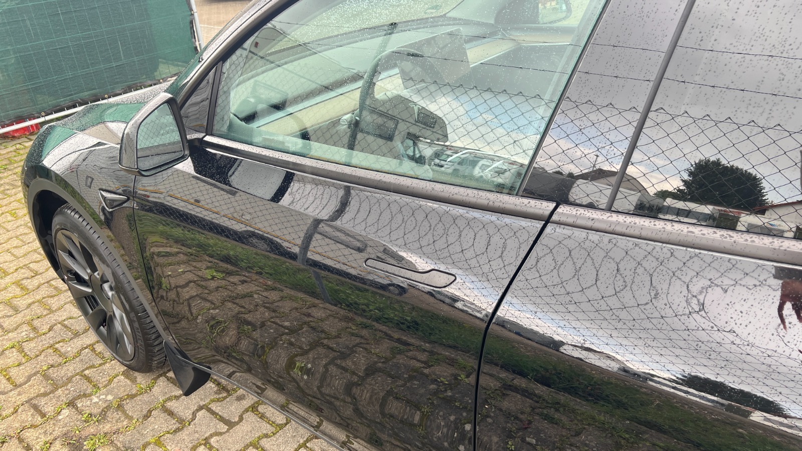 Sort Tesla Model Y fra 2022