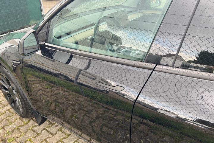 Sort Tesla Model Y fra 2022