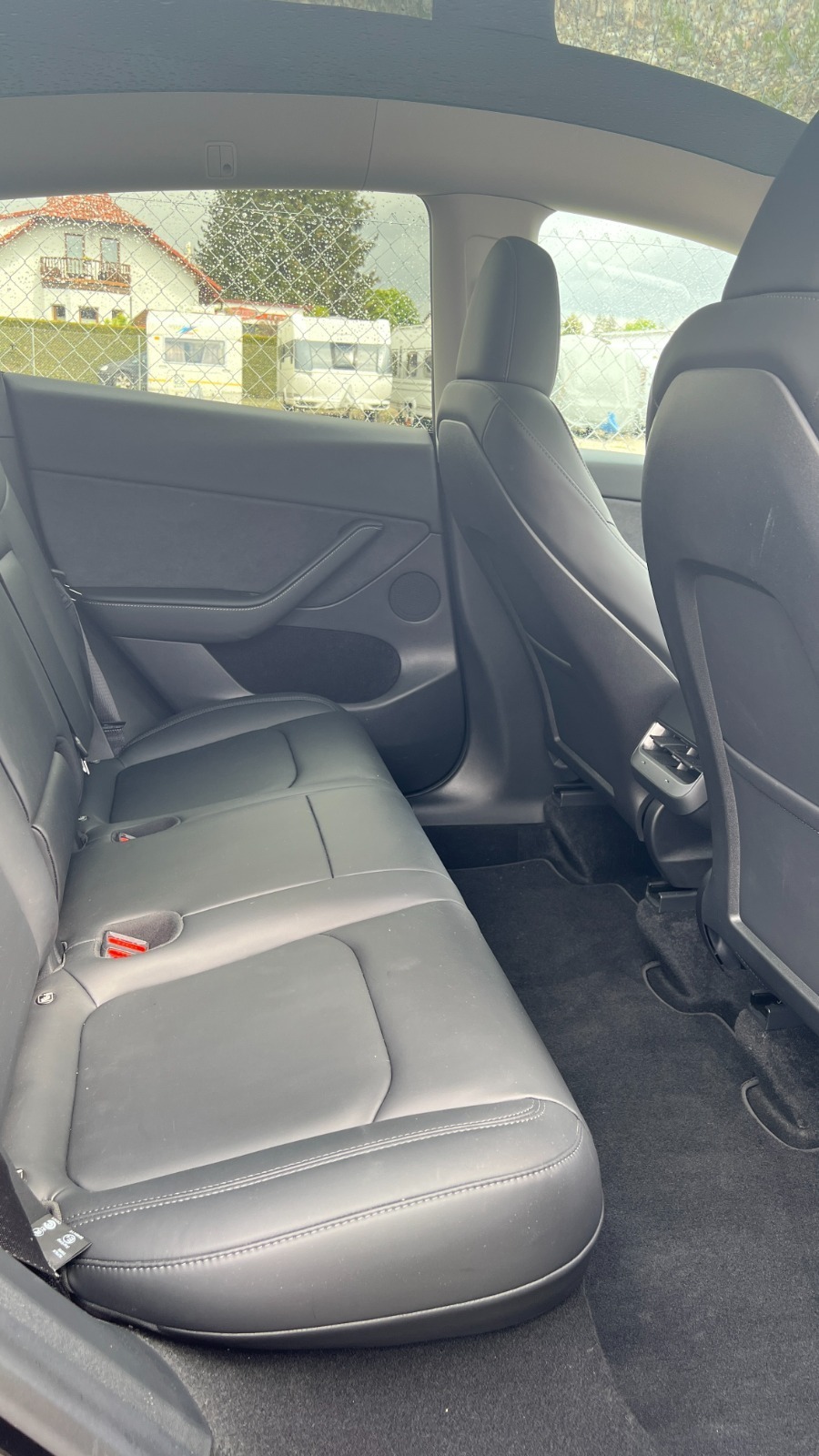 Sort Tesla Model Y fra 2022