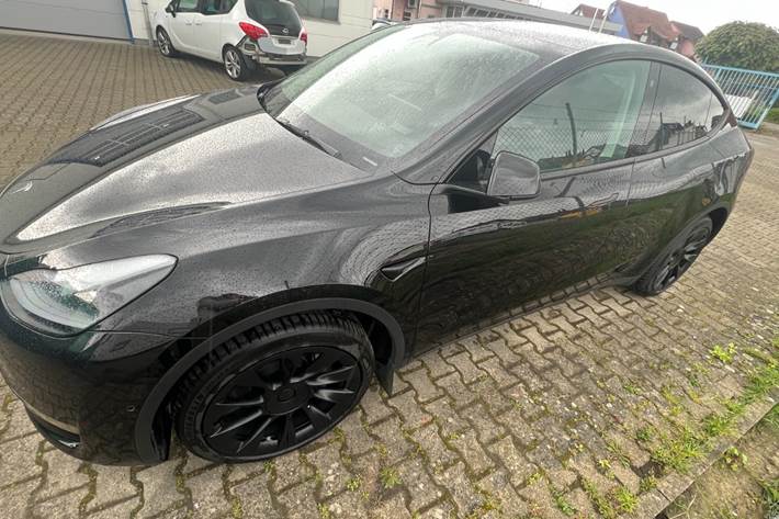 Sort Tesla Model Y fra 2022