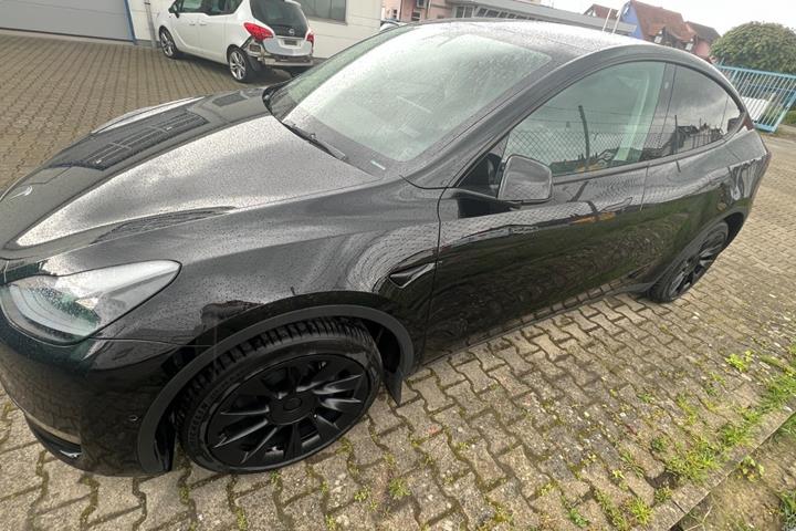Sort Tesla Model Y fra 2022