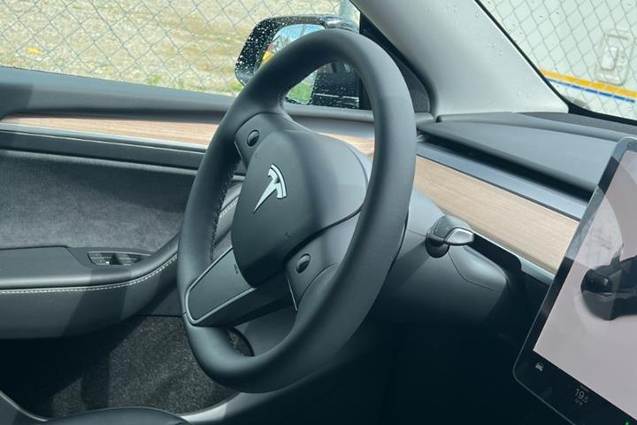 Sort Tesla Model Y fra 2022