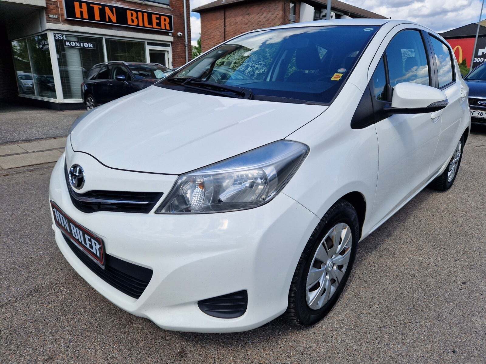 Grå Toyota Yaris fra 2012