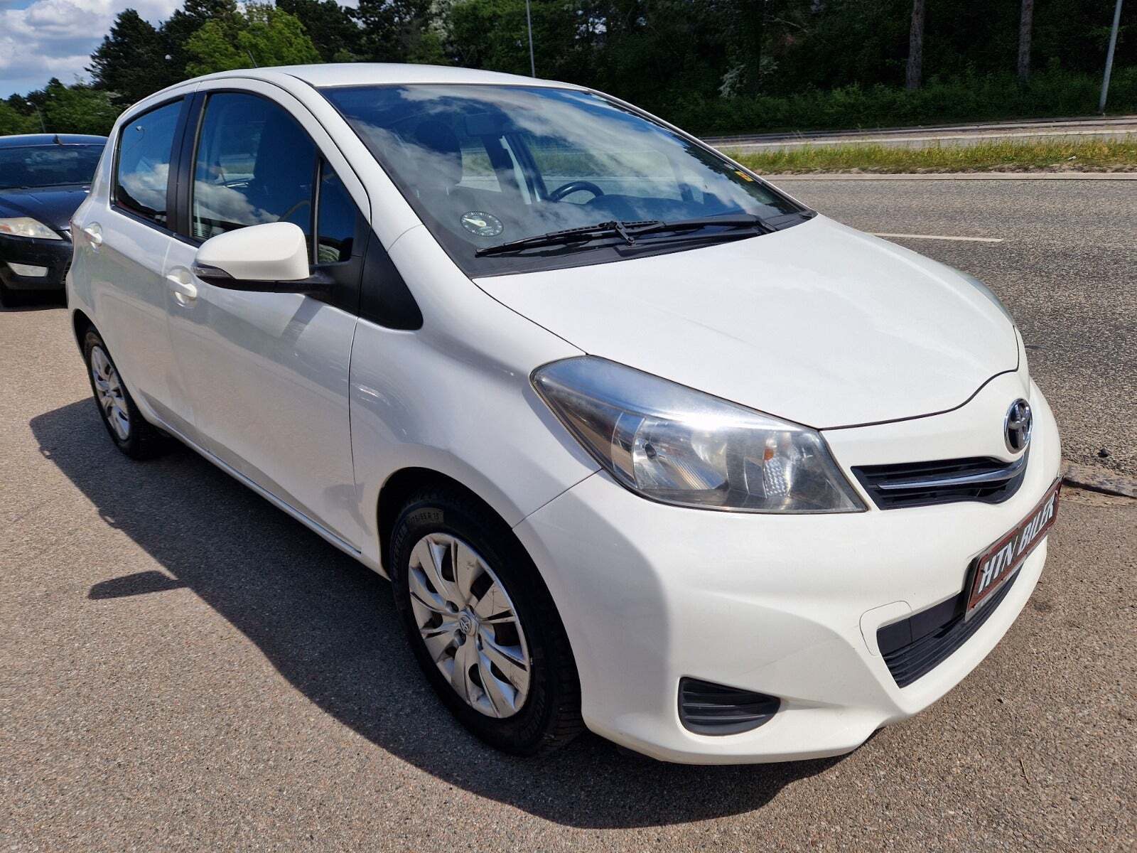 Grå Toyota Yaris fra 2012