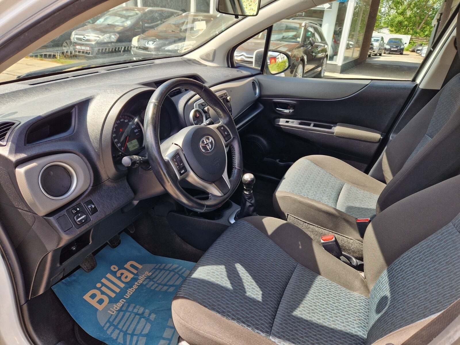 Grå Toyota Yaris fra 2012