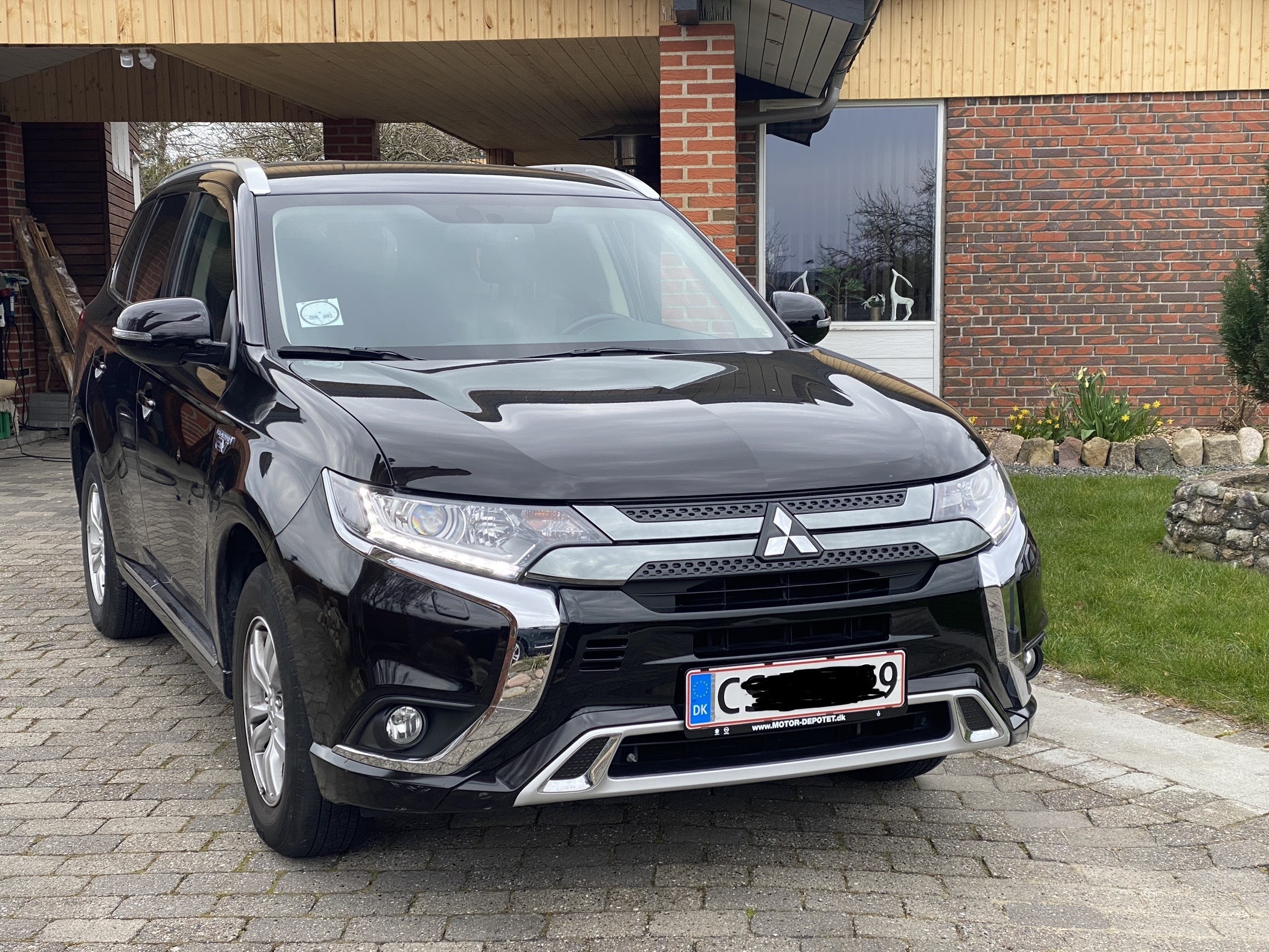 Sort Mitsubishi Outlander fra 2020